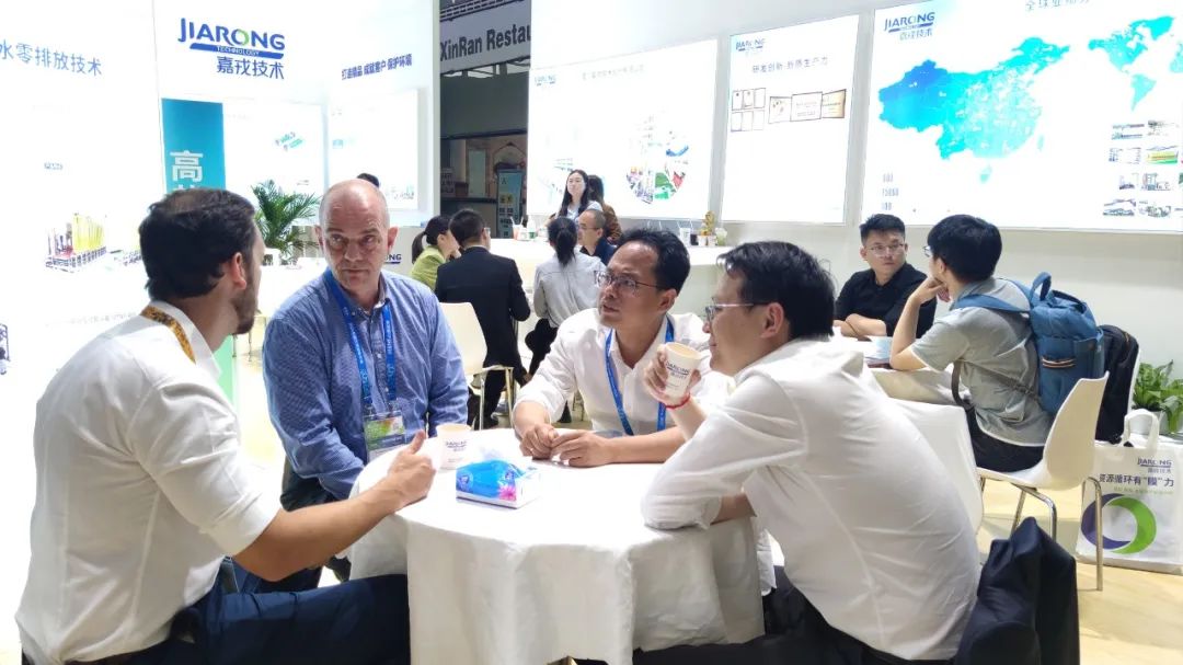 嘉戎技術董事長董正軍與客戶交談