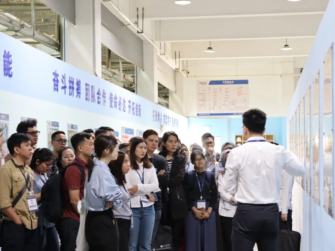 參觀生產(chǎn)車間